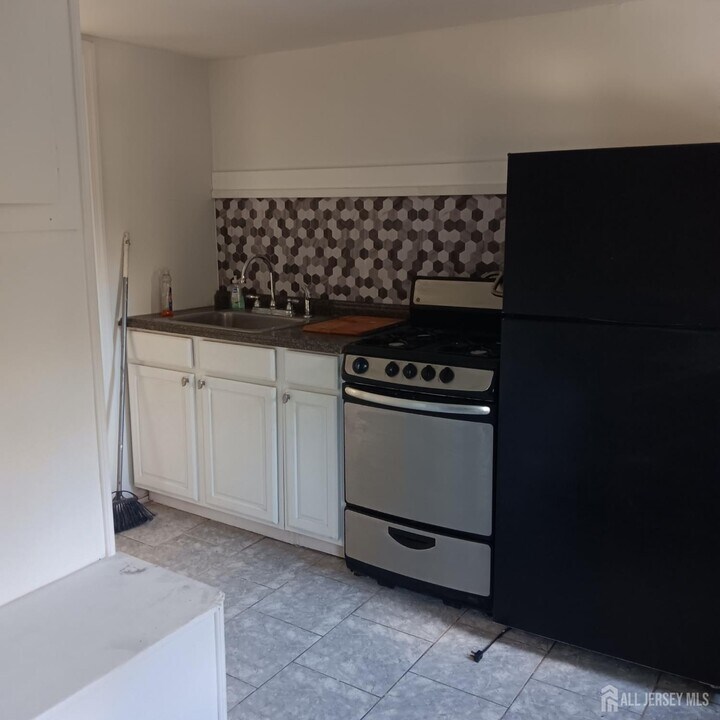 274 Main St in Woodbridge Township, NJ - Building Photo