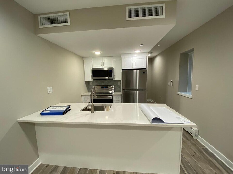 2114 Manning St in Philadelphia, PA - Building Photo