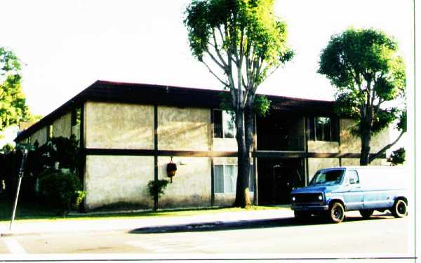 120 E Pine St in Santa Ana, CA - Building Photo