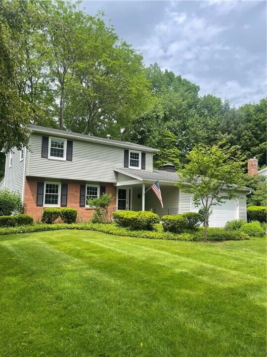 30 Fairfield Dr in Fairport, NY - Building Photo