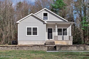275 Louden Rd in Saratoga Springs, NY - Building Photo