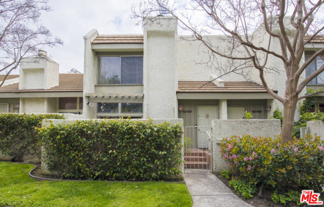 11738 Moorpark St in Los Angeles, CA - Building Photo