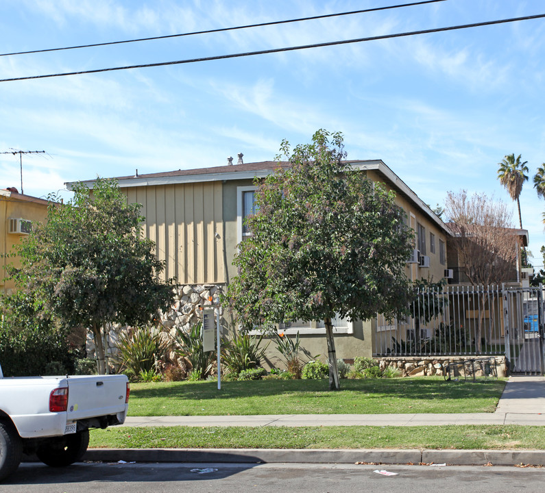 7337 Variel Ave in Canoga Park, CA - Foto de edificio