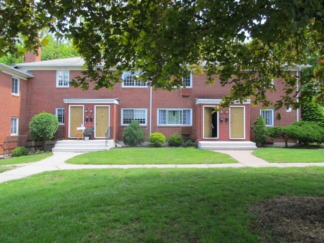 426 Middle Turnpike W in Manchester, CT - Building Photo - Building Photo