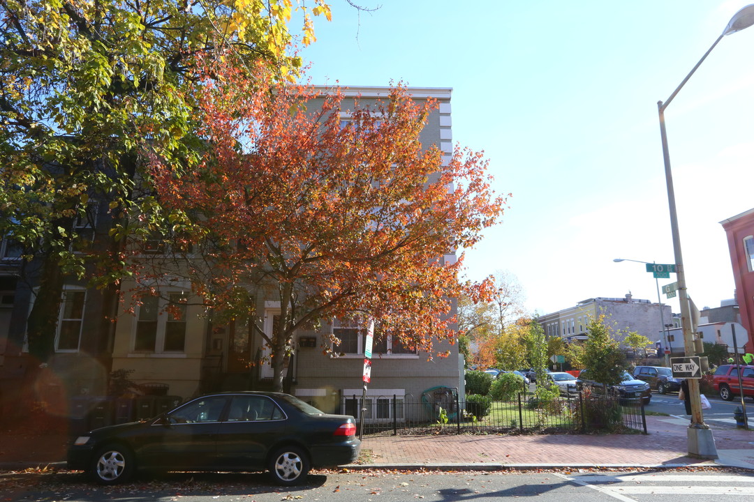 701 10th St SE in Washington, DC - Building Photo