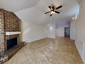 19607 Lake Hollow Ln in Houston, TX - Foto de edificio - Building Photo