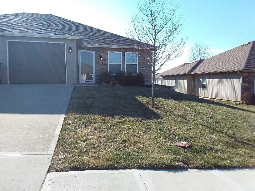 123 SW Rose Garden Ln in Blue Springs, MO - Foto de edificio