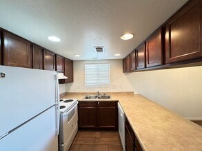 6241 Bellota Dr in Las Vegas, NV - Foto de edificio - Building Photo