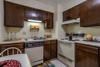 Woodlake Village Apartments in Columbus, OH - Building Photo - Interior Photo