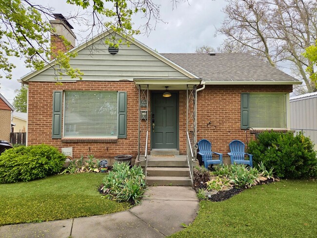 property at 1001 E Lorraine Dr