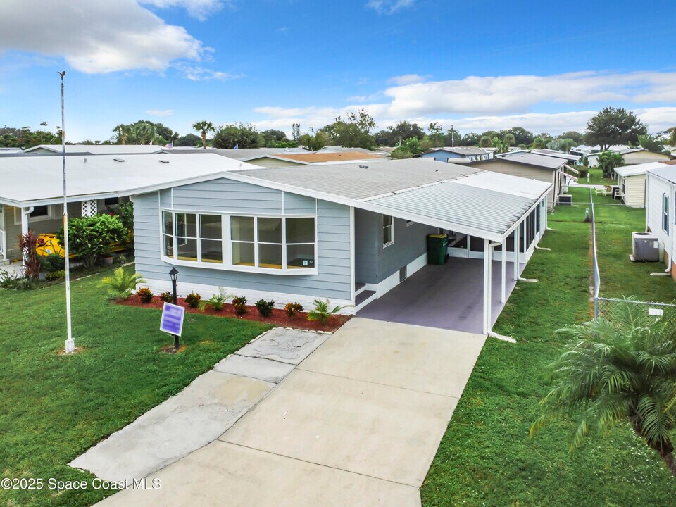 911 Hyacinth Cir in Micco, FL - Building Photo