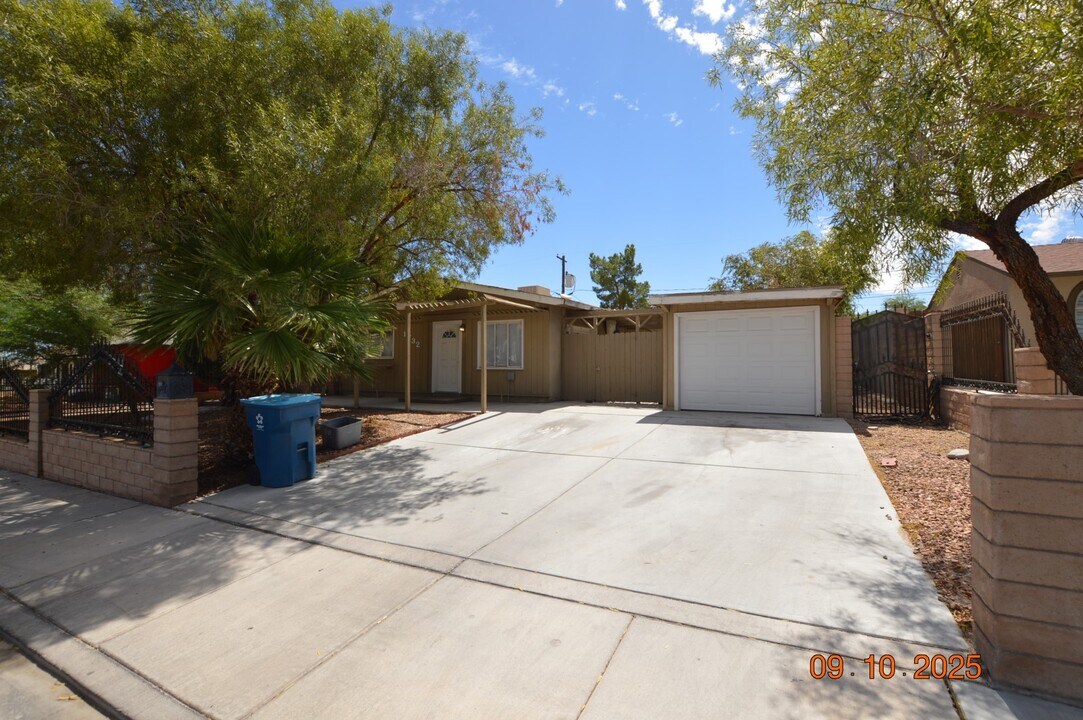1732 Canosa Ave in Las Vegas, NV - Building Photo