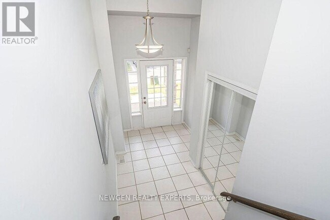 527 Rossland Rd E in Ajax, ON - Building Photo - Building Photo