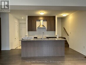 3273 Crystal Dr in Oakville, ON - Building Photo - Building Photo