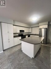 60-60 Fairwood Cir in Brampton, ON - Building Photo - Building Photo