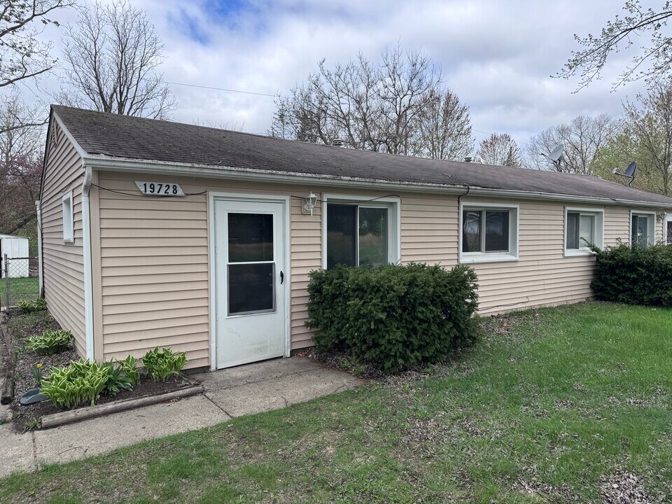 19728 Sharron in Belleville, MI - Building Photo