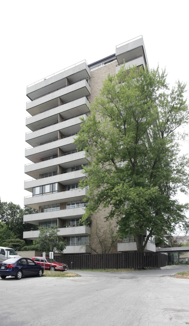 West Grand Towers in Des Moines, IA - Building Photo - Building Photo