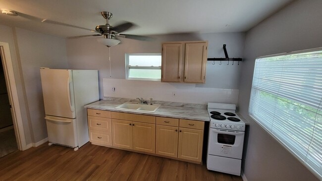 property at 318 W Hilda St