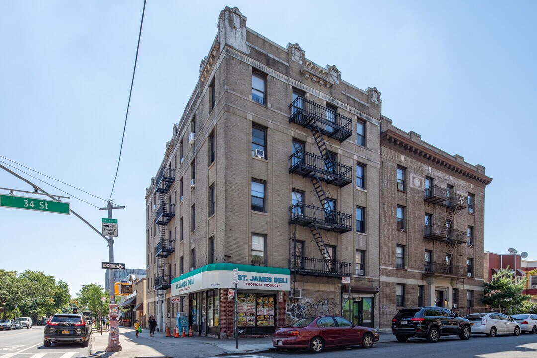 Graham Court in Long Island City, NY - Building Photo