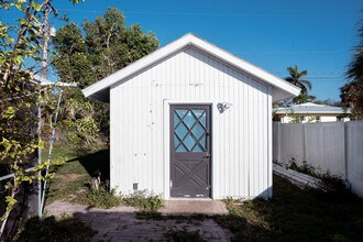 6671 Fiesta Way in Ft. Myers, FL - Building Photo - Building Photo