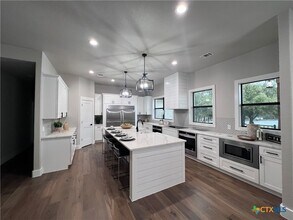 725 Winding View in New Braunfels, TX - Foto de edificio - Building Photo