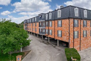 Georgian Condominiums in San Antonio, TX - Building Photo