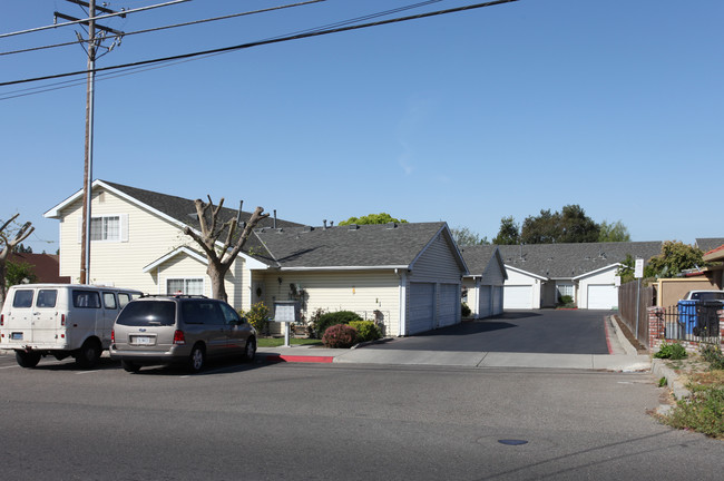 1251 N Olive Ave in Turlock, CA - Building Photo - Building Photo