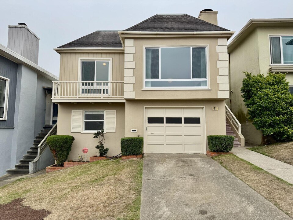 31 Crestview Ave in Daly City, CA - Foto de edificio