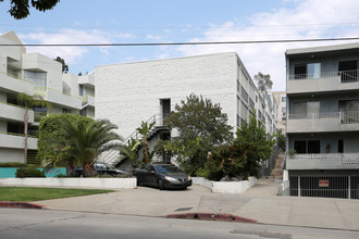 2210 N Beachwood Dr in Los Angeles, CA - Building Photo - Building Photo