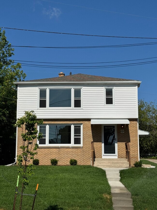 2883 S Linebarger Ter, Unit 2881 in Milwaukee, WI - Foto de edificio - Building Photo