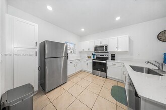 425 NE 1st Ave in Florida City, FL - Building Photo - Building Photo