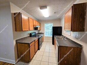 1687 Thoms Dr NW in Atlanta, GA - Foto de edificio - Building Photo