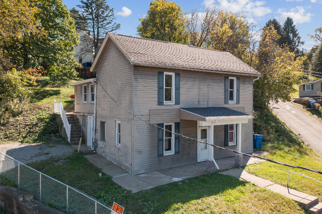 674 Dianthus St in Irwin, PA - Foto de edificio - Building Photo