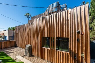 2460 Beverley Ave in Santa Monica, CA - Building Photo - Building Photo