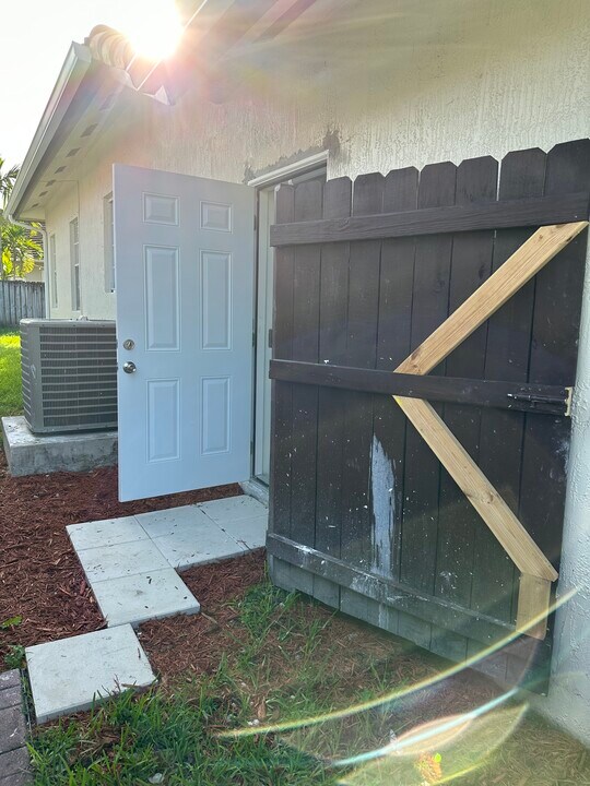 9860 SW 161st Ave in Miami, FL - Foto de edificio