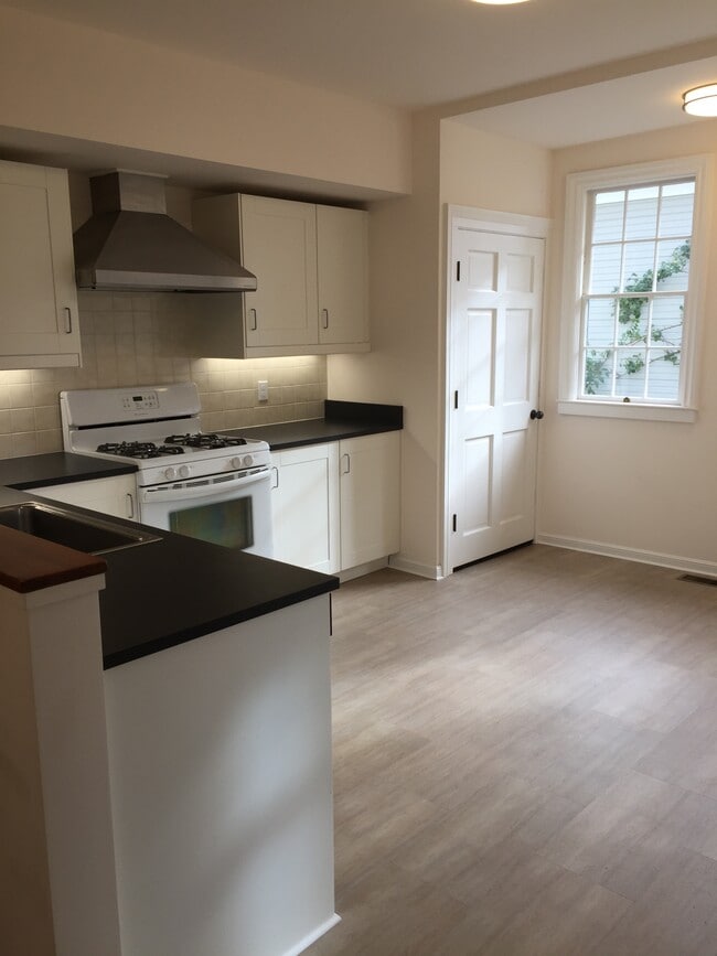 119 Upham St, Unit A in Petaluma, CA - Foto de edificio - Building Photo