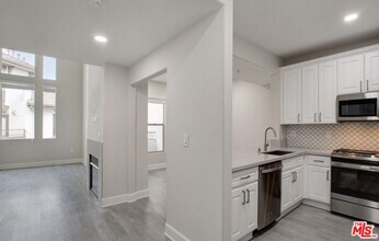 6220 W 3rd St in Los Angeles, CA - Building Photo - Building Photo