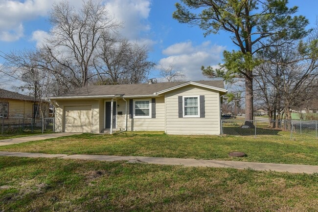 1302 Stanford St in Greenville, TX - Building Photo - Building Photo