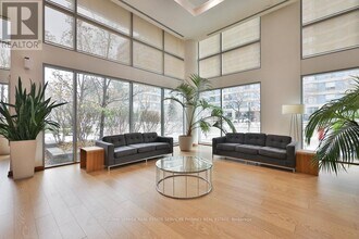 225 Webb Dr in Mississauga, ON - Building Photo - Building Photo