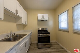 946 S Burlington Ave in Los Angeles, CA - Building Photo - Building Photo
