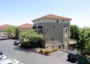 Hilltop Condominiums At Uptown in Portland, OR - Building Photo - Building Photo