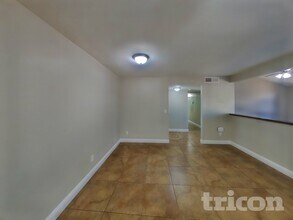 9026 N 64th Dr in Glendale, AZ - Foto de edificio - Building Photo