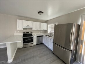 5237 Garden Ln in Las Vegas, NV - Building Photo - Building Photo