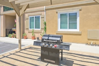 Arrow Apartments in Fontana, CA - Foto de edificio - Building Photo
