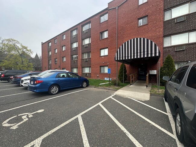 Hilltop Garden Apartments in Holyoke, MA - Building Photo - Building Photo