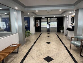 33 S Gulfstream Ave in Sarasota, FL - Foto de edificio - Building Photo