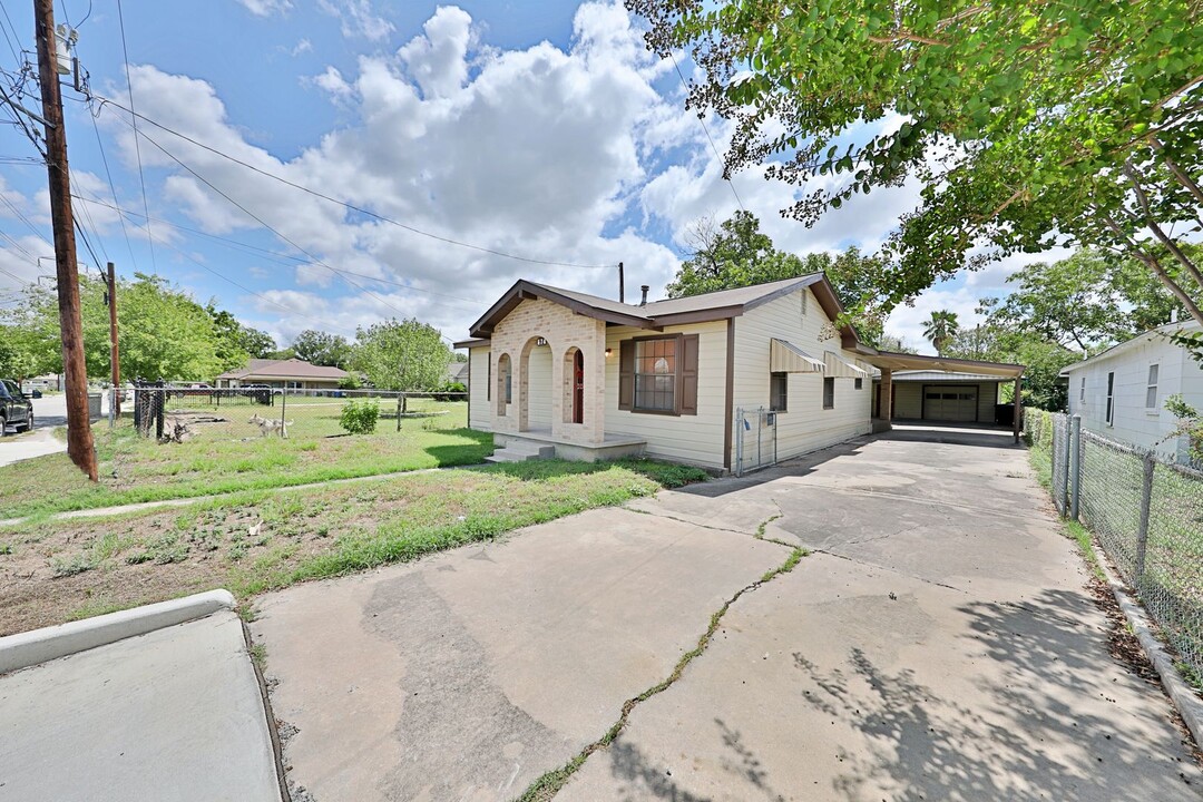 674 W Pyron Ave in San Antonio, TX - Foto de edificio