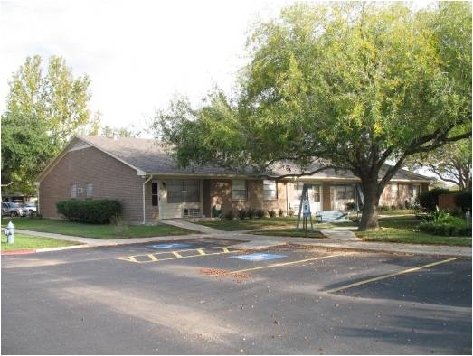 Country Village Square Apartments in Gonzales, TX - Building Photo