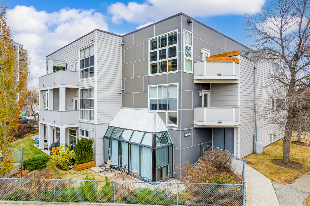 59 Glamis Dr SW in Calgary, AB - Building Photo