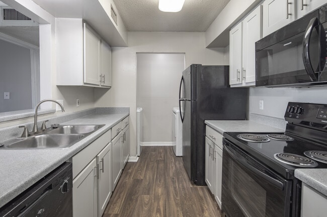 Park at Meadow Ridge in Montgomery, AL - Building Photo - Interior Photo